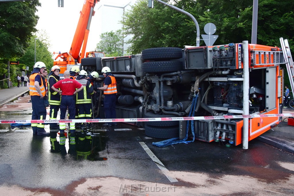 TLF 4 umgestuerzt Koeln Bocklemuend Ollenhauer Ring Militaerringstr P110.JPG - Miklos Laubert